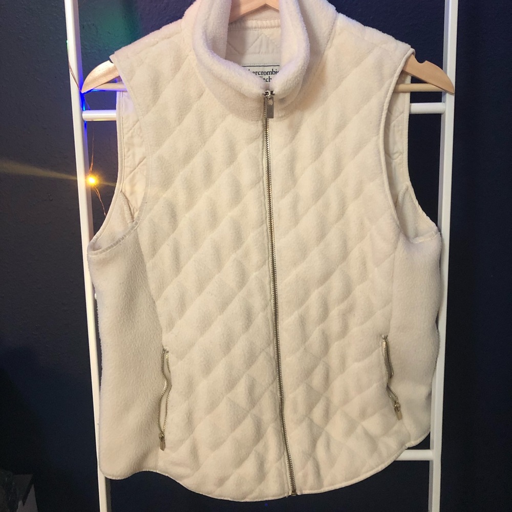 Abercrombie & Fitch quilted cream fleece vest